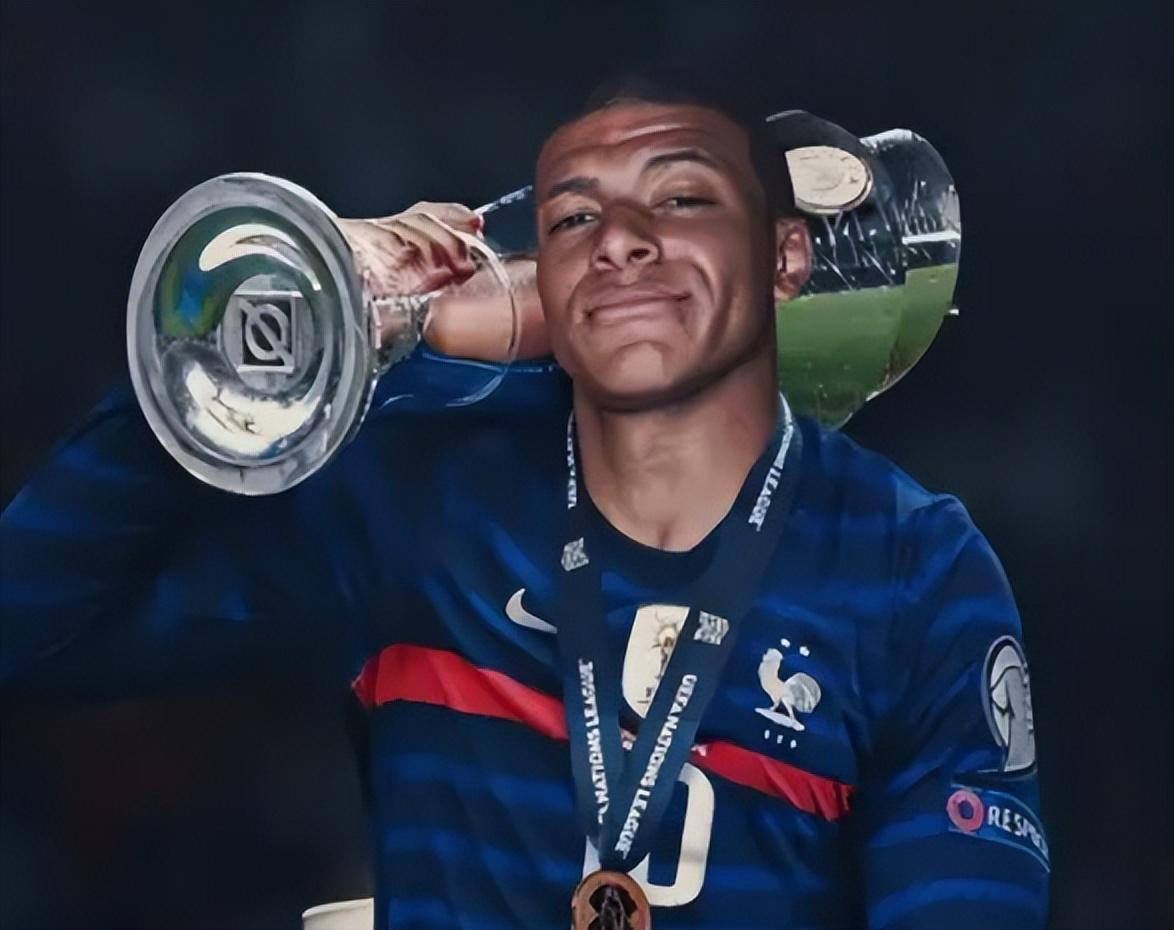 U22国足在阿联酋备战U23亚洲杯，王钰栋晒多张与队友的合照（U22国足阿联酋集训冲刺U23亚洲杯，王钰栋分享多张队友合影）