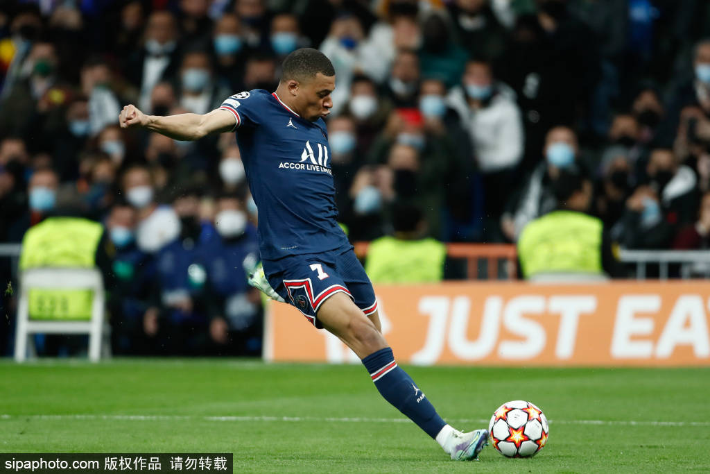 仅相隔3年，菲利佩以球员和主帅身份代表弗拉门戈两夺解放者杯（三年内，菲利佩先球员后主帅，携弗拉门戈两度称雄解放者杯）