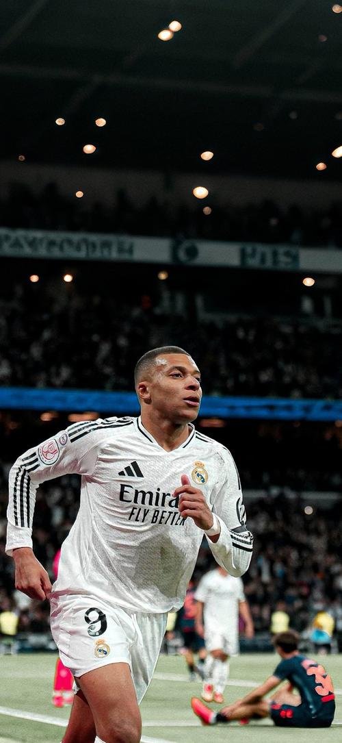 科利莫尔：在利物浦永远是俱乐部至上，萨拉赫不是梅西或C罗（科利莫尔：利物浦永远以俱乐部为先，萨拉赫并非梅西或C罗）