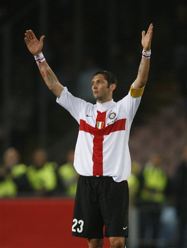 英超日本国脚与战犯照片合影，其俱乐部比赛在中国照常直播引球迷不满，咪咕客服回应（英超日本国脚被曝与战犯合影，其俱乐部在华比赛照常转播引球迷不满，咪咕客服回应）