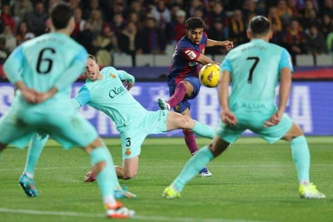 太疼了，萨勒马克尔斯被对手踩中后在地上抽动（萨勒马克尔斯遭对手踩踏后痛苦抽搐倒地）